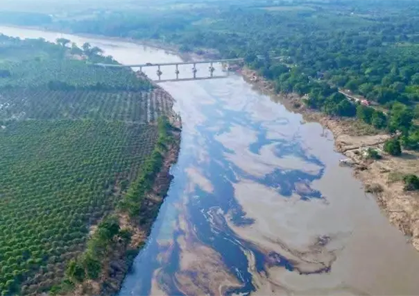 Derrame de Pemex contamina 8 km del río Pantepec en Veracruz