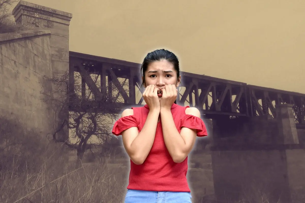 Mujer aterrada y detrás el Puente Negro en Linares, N.L. Foto: Canva