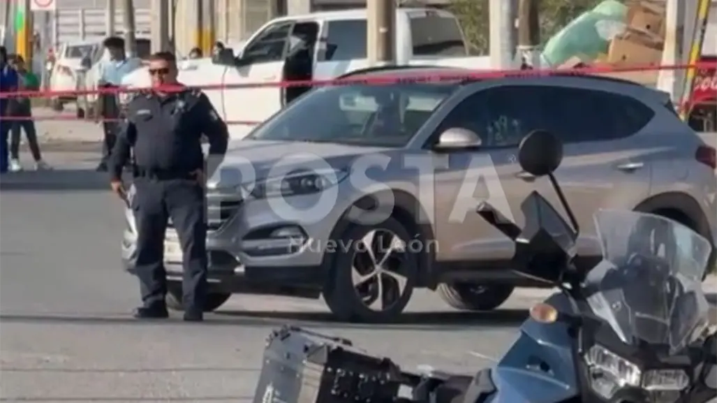 Ejecutan a balazos a una mujer en Santa Catarina, mientras circulaba en su vehículo