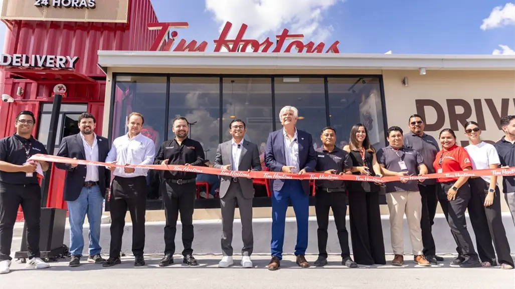 Félix Arratia inaugura sucursales de Tim Hortons y Bodega Aurrerá para el desarrollo económico de Juárez