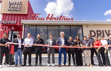 Félix Arratia inaugura sucursales de Tim Hortons y Bodega Aurrerá para el desarrollo económico de Juárez