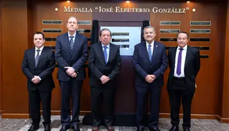UANL entrega la medalla Dr. José Eleuterio González a destacados en medicina y arte