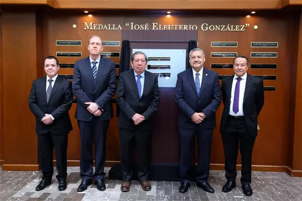 UANL entrega la medalla Dr. José Eleuterio González a destacados en medicina y arte