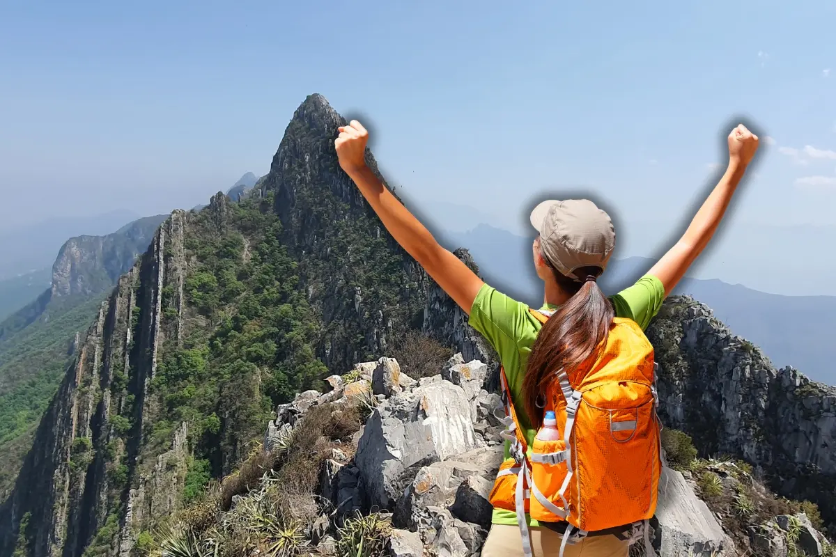 Montaña en Nuevo León Pico UDEM y una senderista. Foto: Composición Canva
