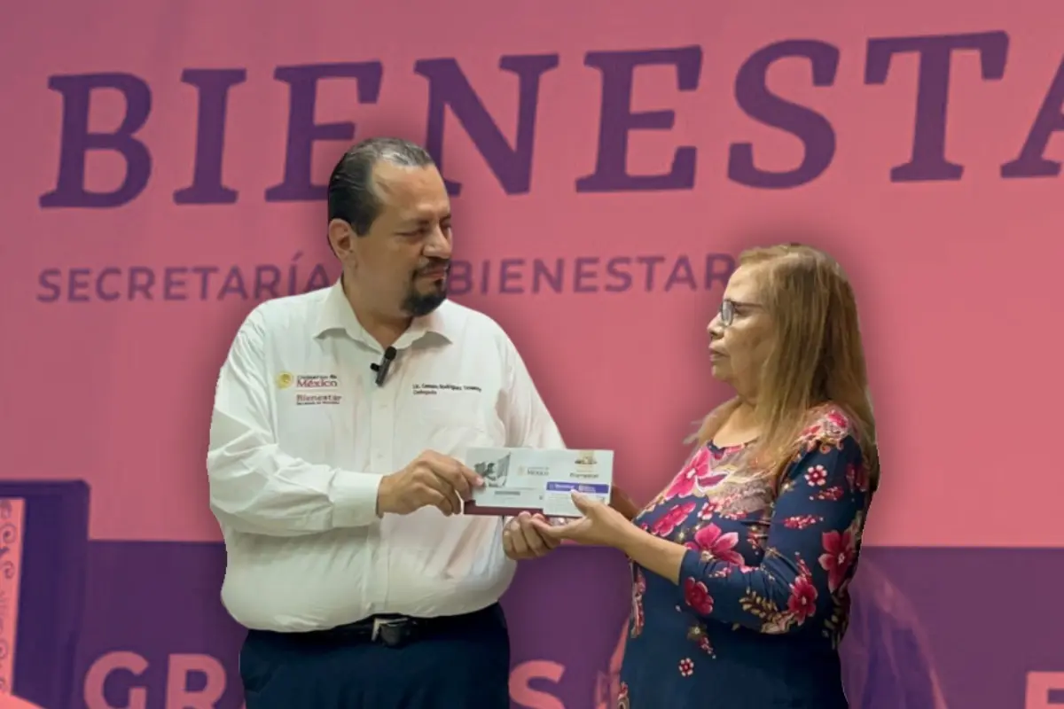 Una mujer recibiendo su Tarjeta de Bienestar. Foto: Composición Canva