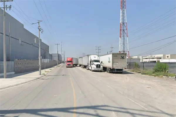Elevador cae sobre persona en zona industrial de Salinas Victoria, Nuevo León