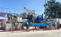 Grúa colapsa sobre una casa mientras realizaban perforación de pozo en Ecatepec