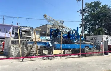 Grúa colapsa sobre una casa mientras realizaban perforación de pozo en Ecatepec