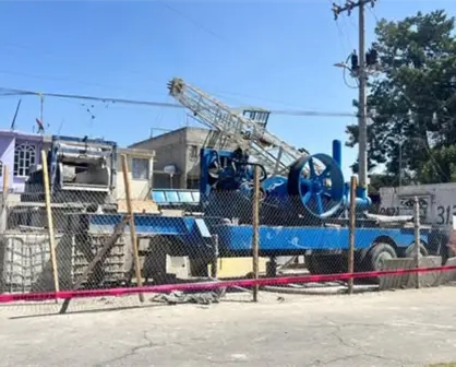 Grúa colapsa sobre una casa mientras realizaban perforación de pozo en Ecatepec