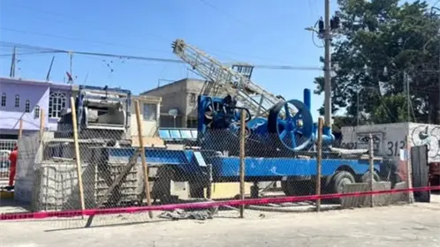Grúa colapsa sobre una casa mientras realizaban perforación de pozo en Ecatepec