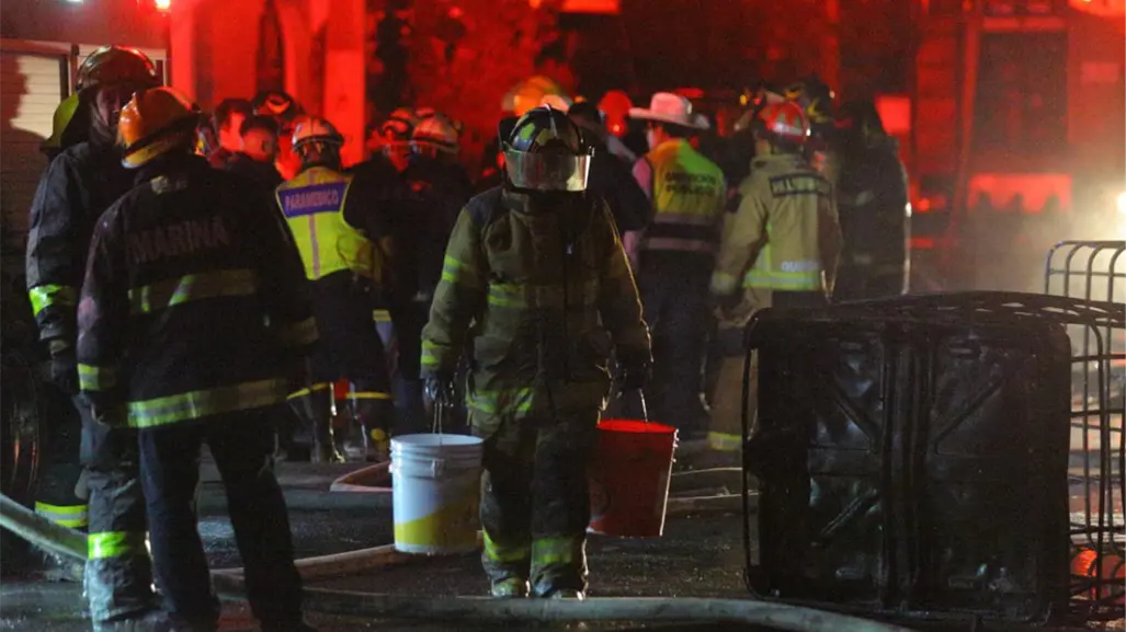 Siete horas de fuego en Ecatepec: sofocan incendio en fábrica clandestina de colchones