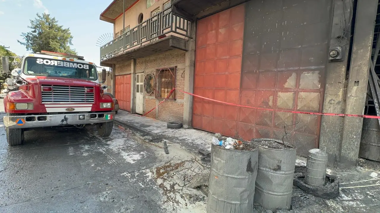 Incendio en fábrica de Ecatepec deja cuatro viviendas con afectaciones por las llamas. Foto: POSTA
