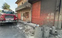 Incendio en fábrica de Ecatepec deja cuatro viviendas con afectaciones por las llamas