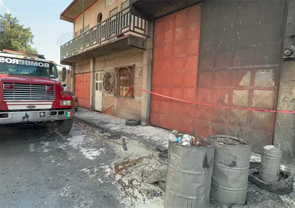 Incendio en fábrica de Ecatepec deja cuatro viviendas con afectaciones por las llamas