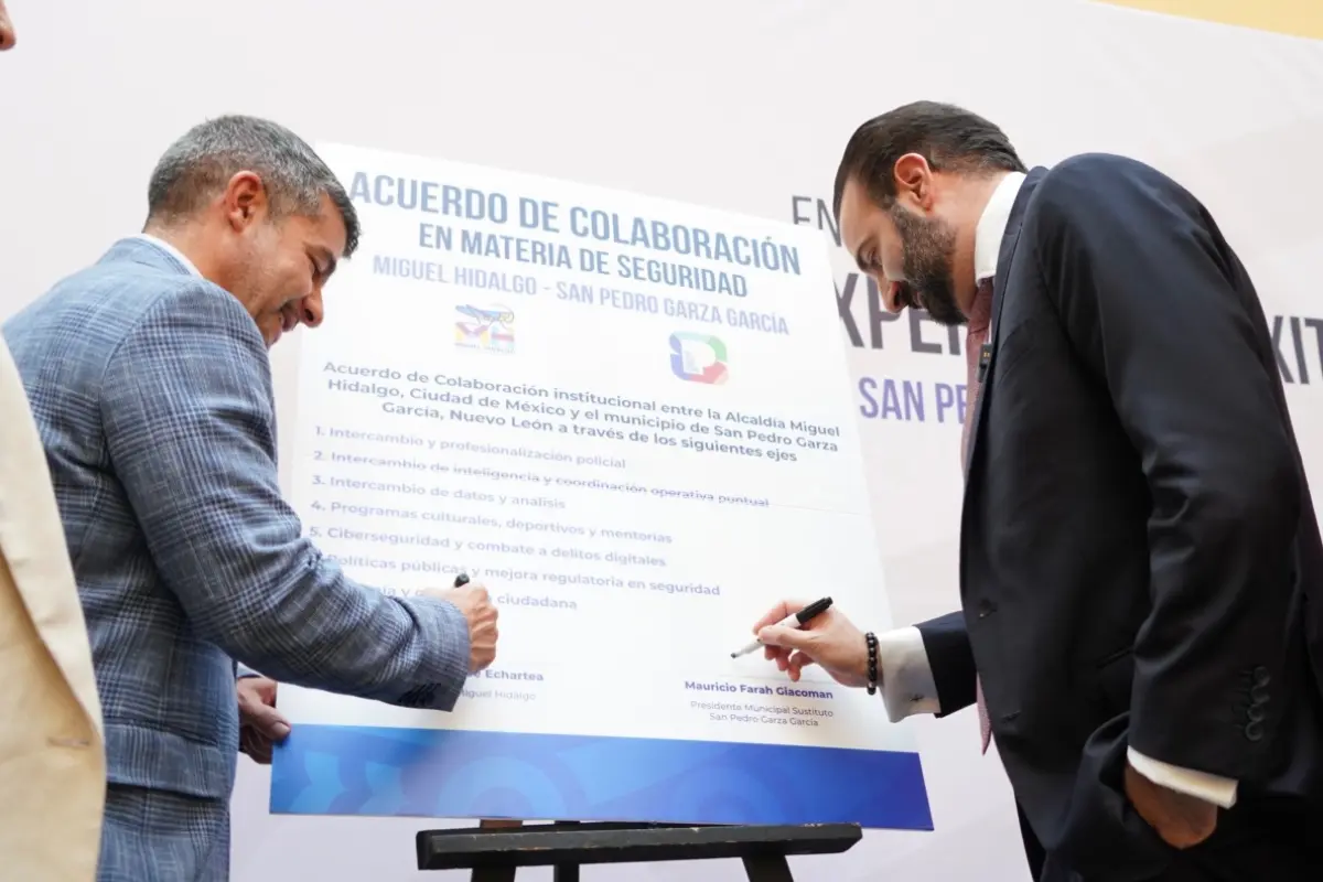 Mauricio Tabe y Mauricio Farah firmando acuerdo. Foto: X @mauriciotabe