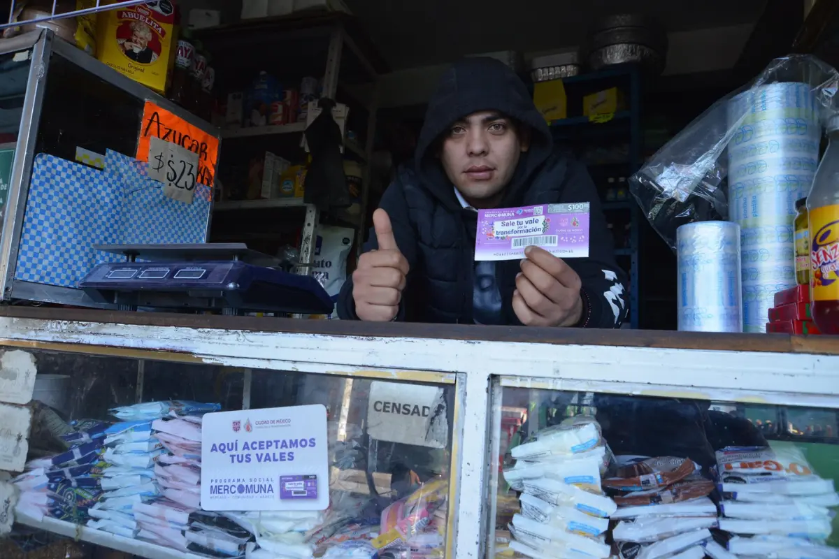 Comerciante con su Vale Mercomuna. Foto: X @ClaraBrugadaM