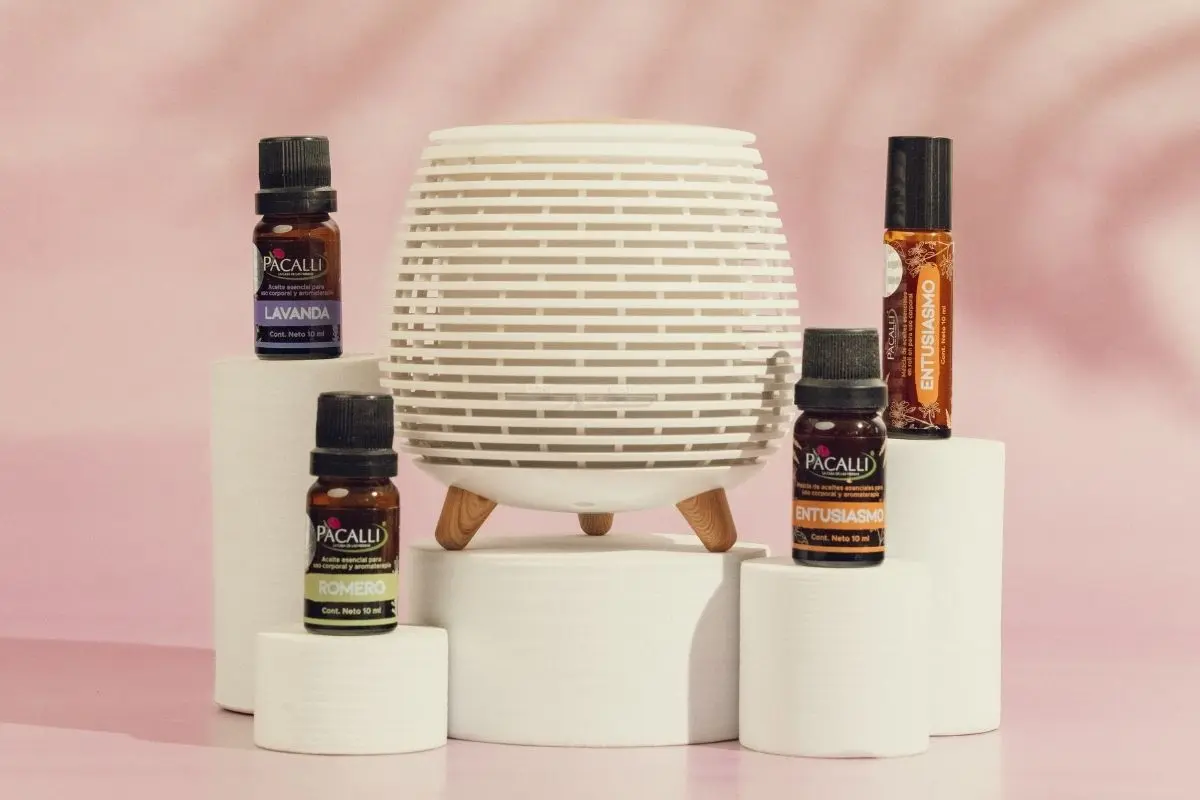 PACALLI cuenta con 26 aceites esenciales, 1 kit llamdo Mi Kit Esencial, 13 mezclas puras y 10 mezclas roll on con aromas diferentes, que ayudarán a complementar tu día. Foto: PACALLI