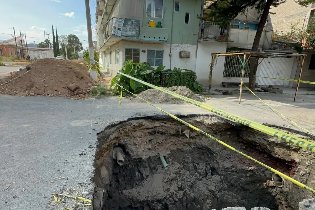Socavón formado en calles de Ecatepec. Foto: Juan Manuel López