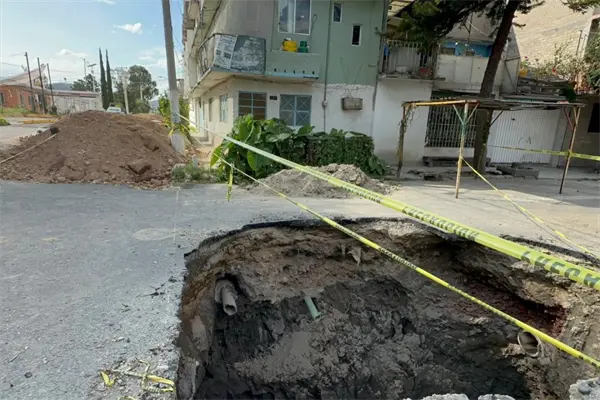 FOTOS | Mega socavón alarma en Ecatepec: vecinos viven con miedo por nuevos hundimientos