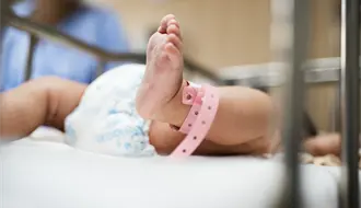 Detienen a adolescente que abandonó a su bebé recién nacida en un baldío de Yucatán