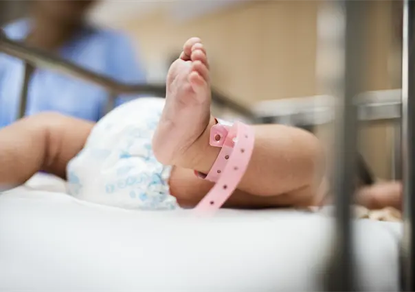Detienen a adolescente que abandonó a su bebé recién nacida en un baldío de Yucatán