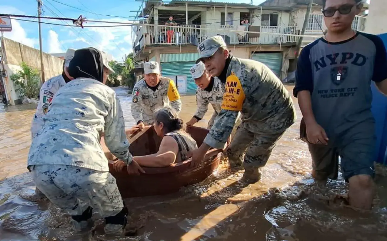 Militares auxiliando a ciudadanos. Foto: X (@Defensamx1)