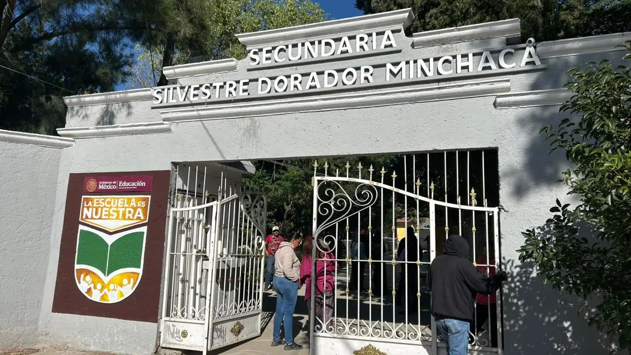 Un conflicto interno entre maestros provocó la suspensión de clases en una secundaria de Durango. | Foto: Alejandro Ávila.