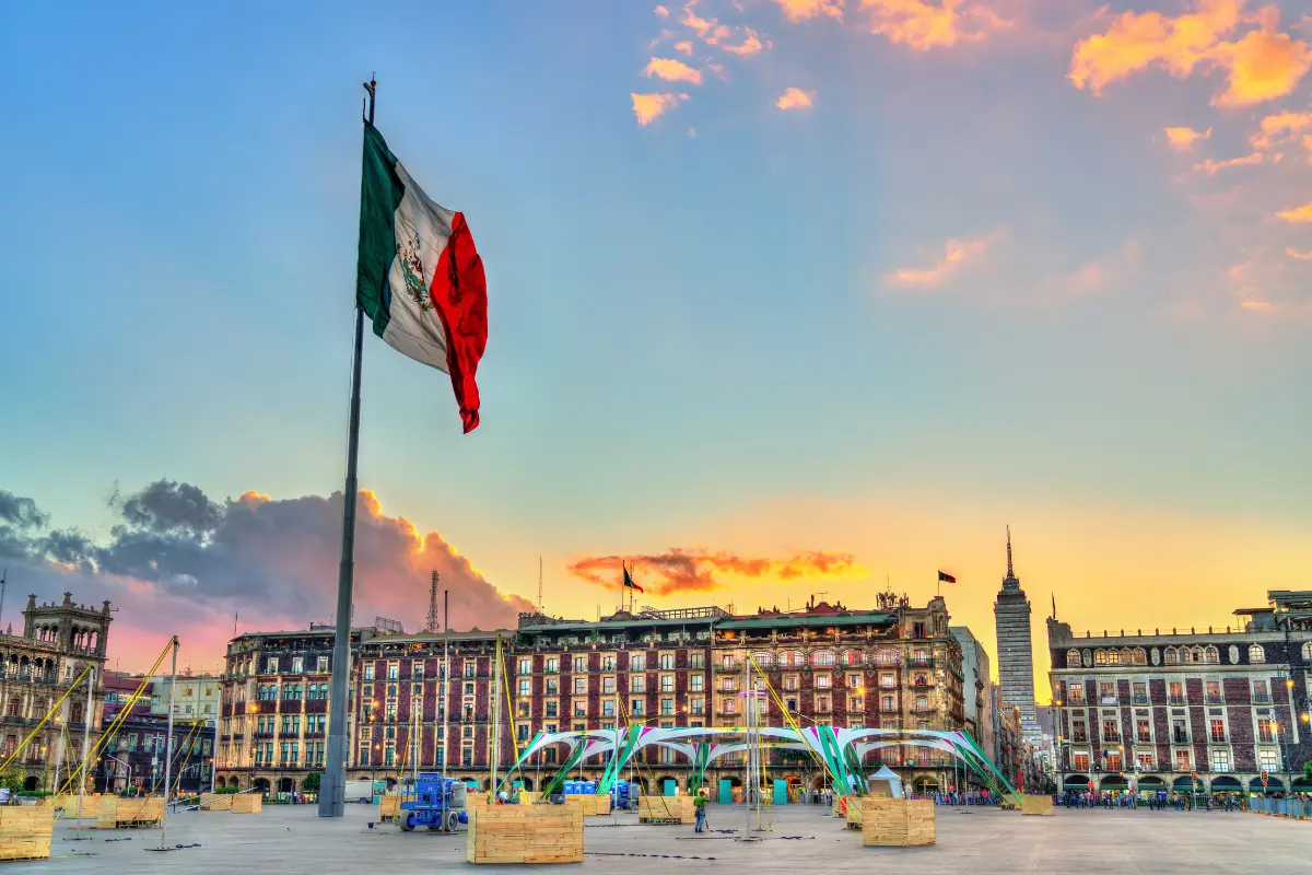 Zócalo de CDMX en otoño. Foto: Canva