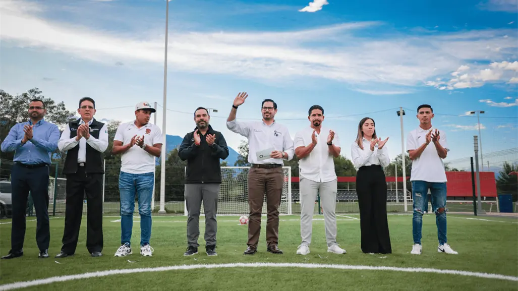 David de la Peña Marroquín destaca la inauguración de cancha futbol 5 en Santiago