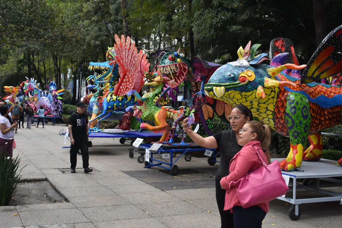 Personas viendo alebrijes en CDMX. Foto: X @map_mexico