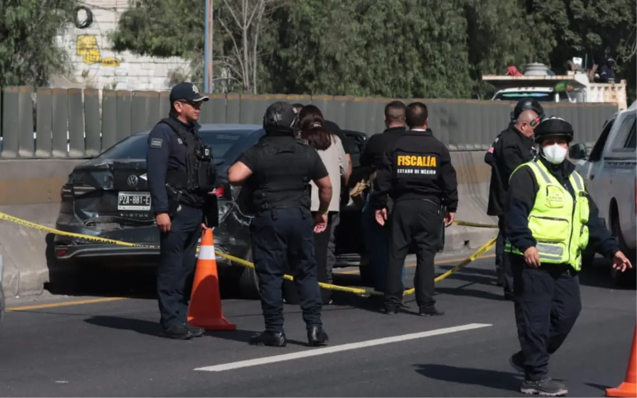 Autoridades resguardaron la zona del ataque en la autopista México-Querétaro. Foto: Víctor Sánchez