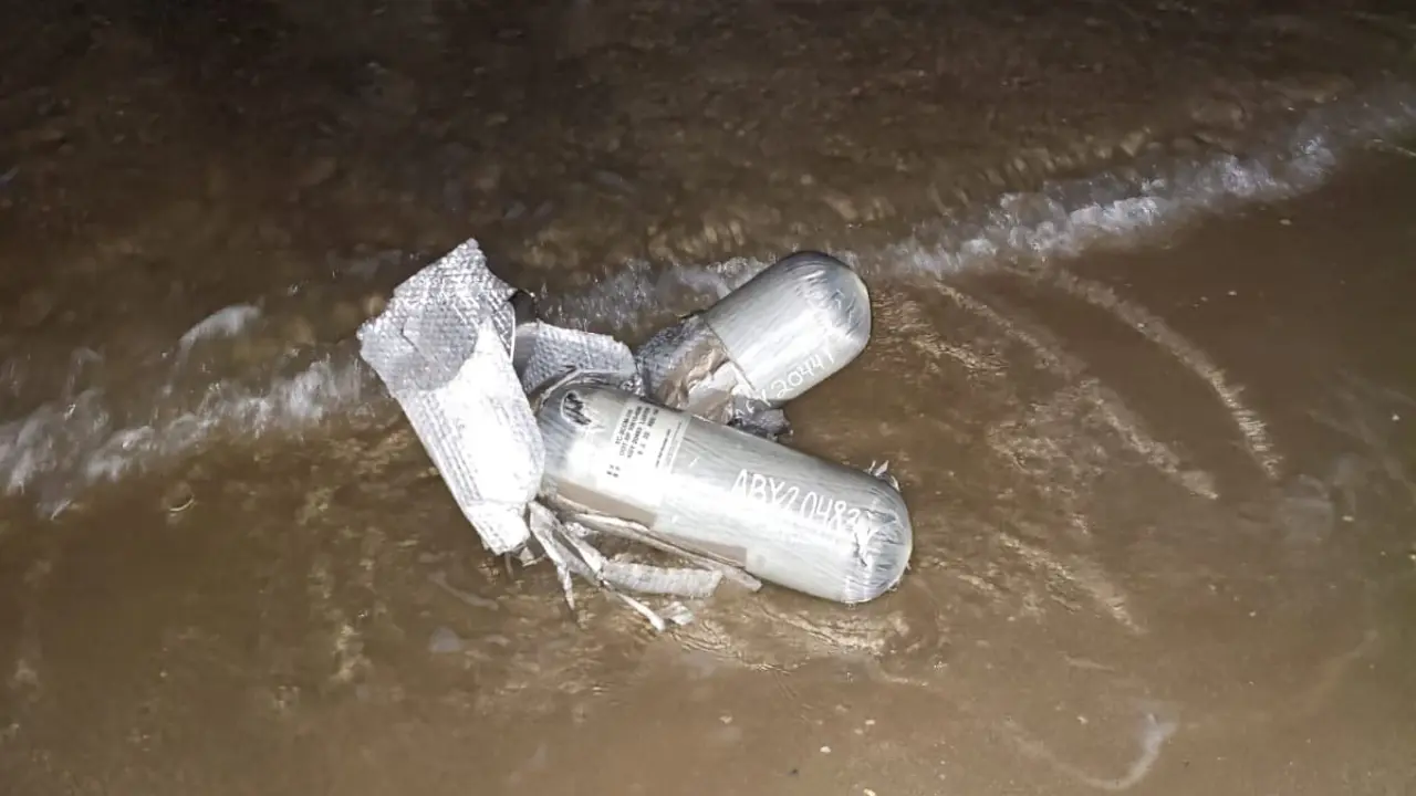 Basura espacial con etiquetas de SpaceX continúa llegando al litoral tamaulipeco. Foto: Conibio