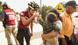 Manuel Guerra da bienvenida a Protección Civil de García tras misión de ayuda en Veracruz