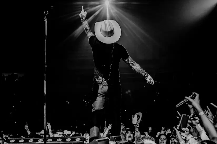 Románticas y rancheras corearan en el concierto | Foto: FB Christian Nodal