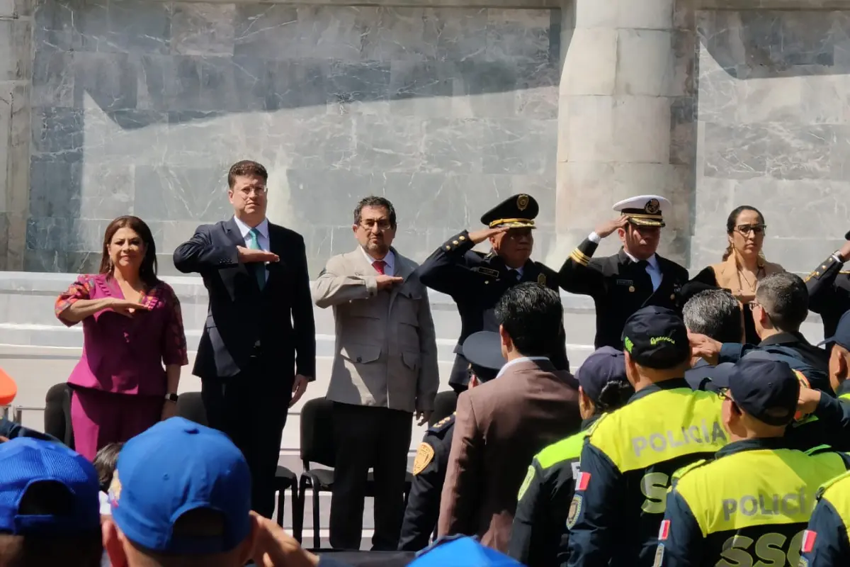Clara Brugada reconoce a policías por su valentía en la Marcha de 2 de octubre. Foto: SSC en CDMX