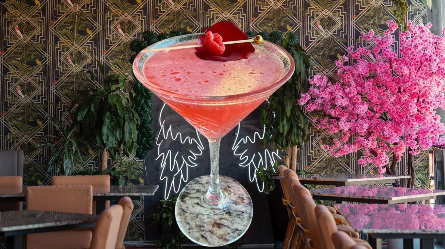 Este restaurante de Durango ofrecerá una bebida rosa por el mes para hacer conciencia sobre el cáncer de mama. Foto: Especial.