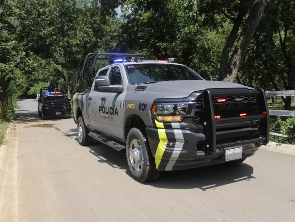 Tras su detención, Juan “N” y Jonathan “N” serán puestos a disposición de la autoridad correspondiente. Foto: Secretaría de Seguridad Pública y Vialidad de Santiago.