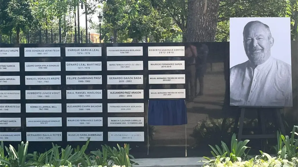 Develan placa en honor a Mauricio Fernández en Monumento de San Pedro