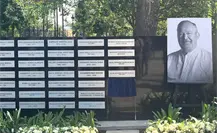 Develan placa en honor a Mauricio Fernández en Monumento de San Pedro