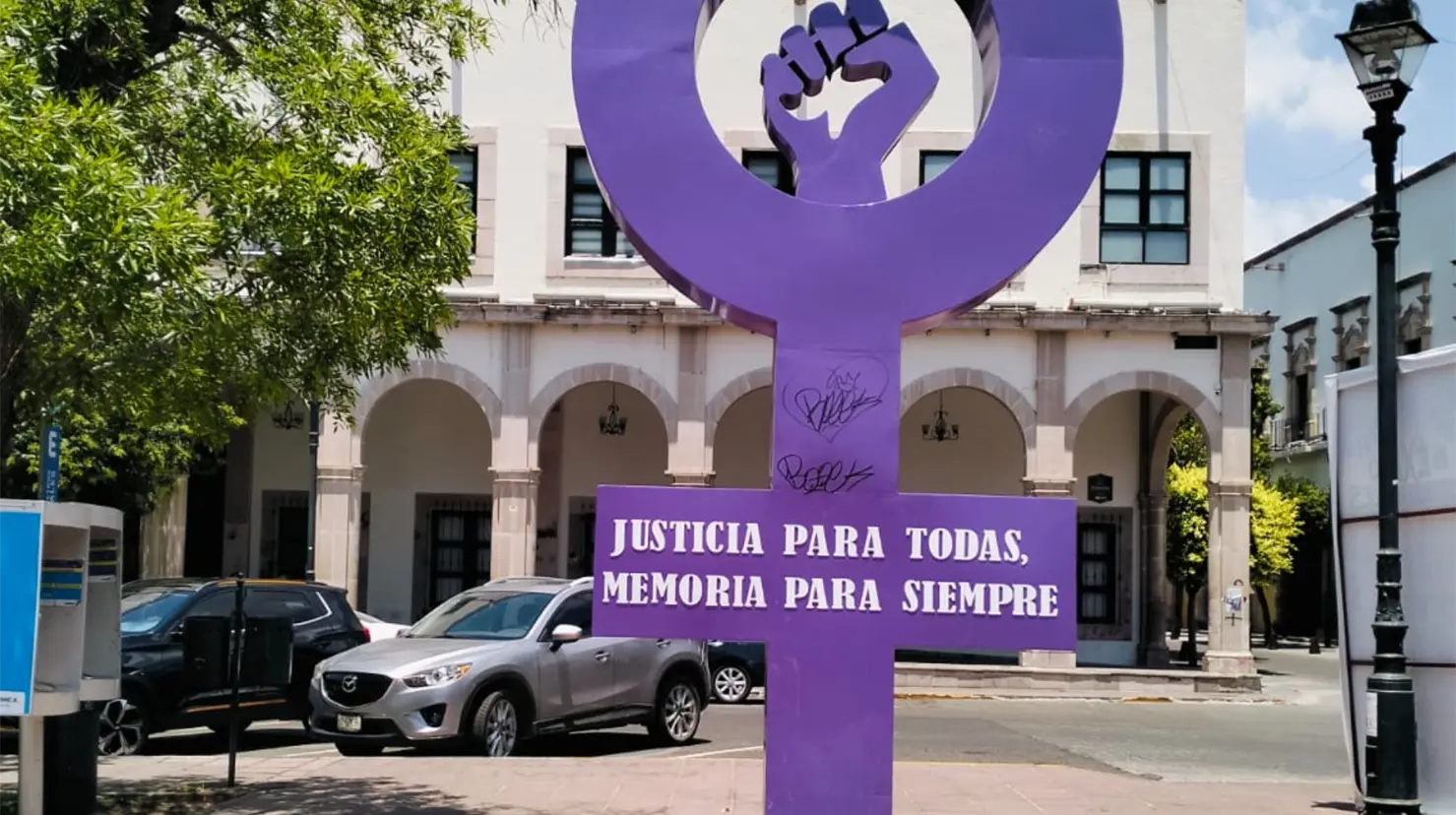 La antimonumenta fue instalada en la plaza IV Centenario por colectivos feministas. | Foto: Citlalli Zoé Sánchez