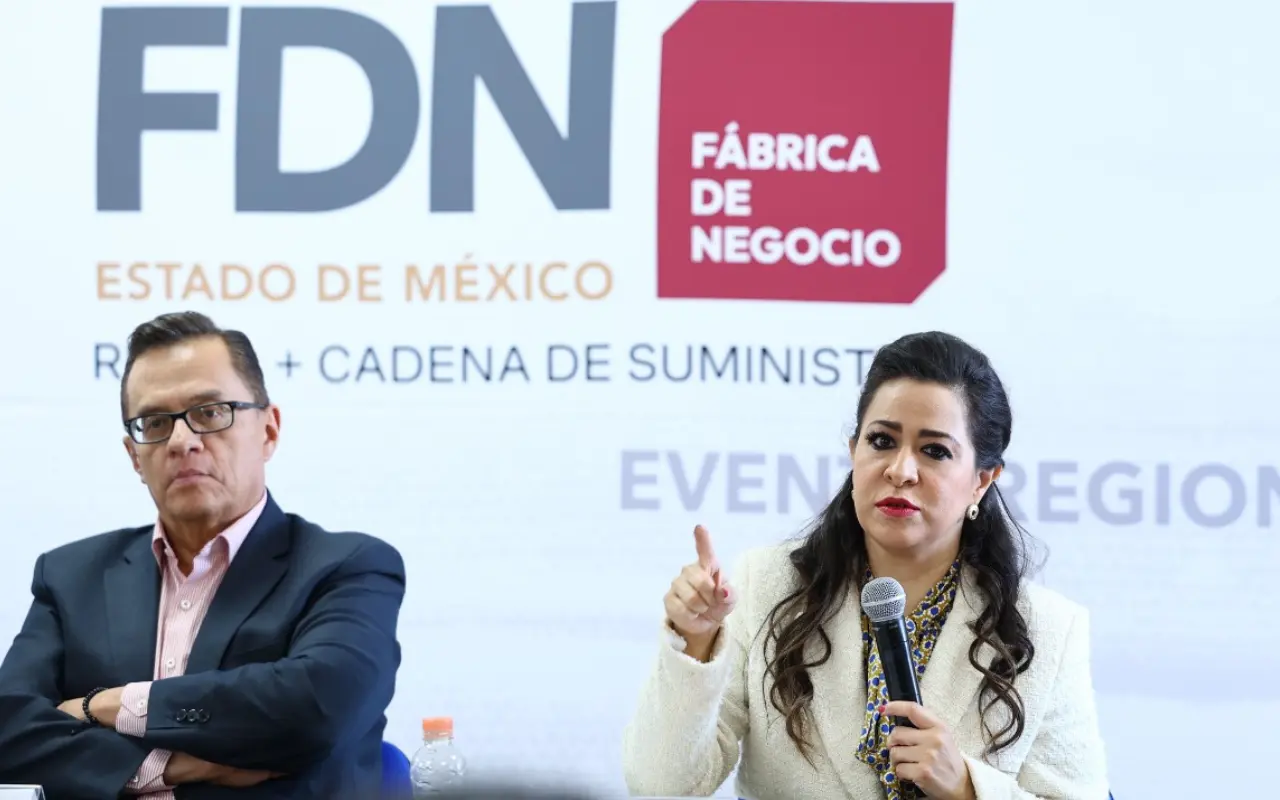 Laura González Hernández y representantes de GS1 México anuncian el evento para apoyar a emprendedores y MiPyMEs. Foto: X/ @SedecoEdomex (Canva)