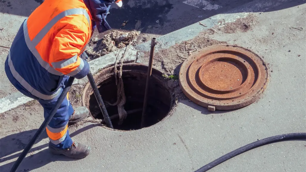 ¿Sabes qué pasa cuando tiras basura al drenaje? Agua y Drenaje te lo explica