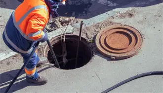 ¿Sabes qué pasa cuando tiras basura al drenaje? Agua y Drenaje te lo explica