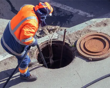 ¿Sabes qué pasa cuando tiras basura al drenaje? Agua y Drenaje te lo explica