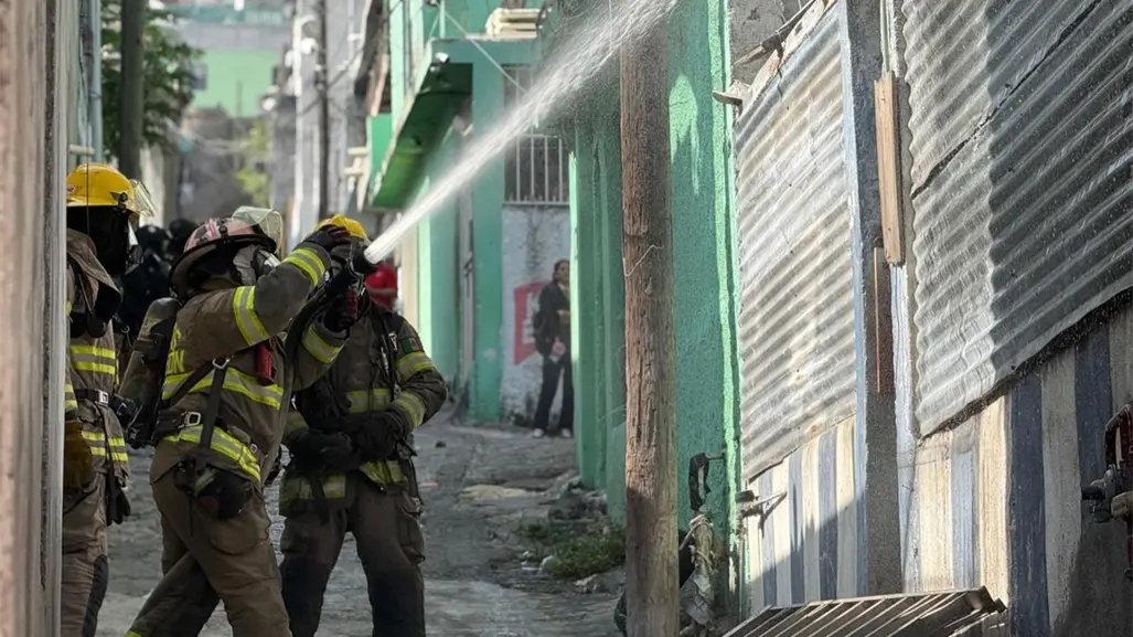 VIDEO | Así fue el incendio en una casa habitación que dejó daños materiales en Monterrey