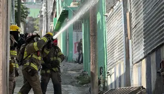 VIDEO | Así fue el incendio en una casa habitación que dejó daños materiales en Monterrey