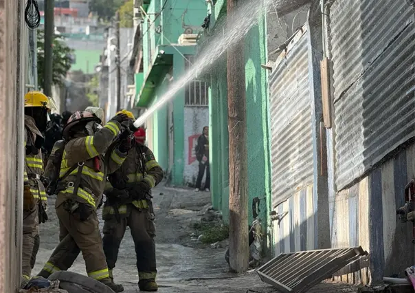 VIDEO | Así fue el incendio en una casa habitación que dejó daños materiales en Monterrey