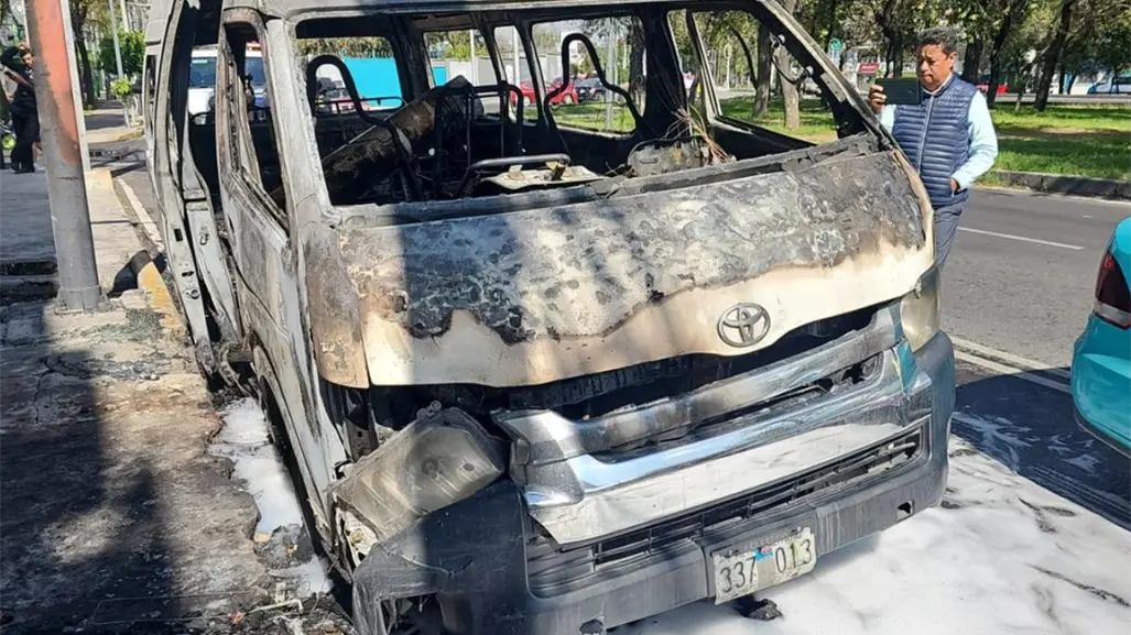 FOTOS | Se incendia unidad de transporte público en Calzada Zaragoza, CDMX