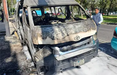 FOTOS | Se incendia unidad de transporte público en Calzada Zaragoza, CDMX