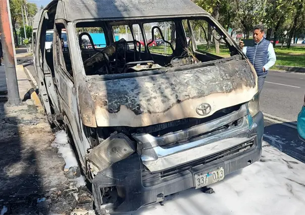 FOTOS | Se incendia unidad de transporte público en Calzada Zaragoza, CDMX